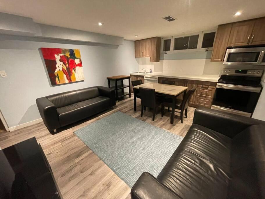 Lovely 2 Bedroom Basement Apartment In Toronto Exterior foto